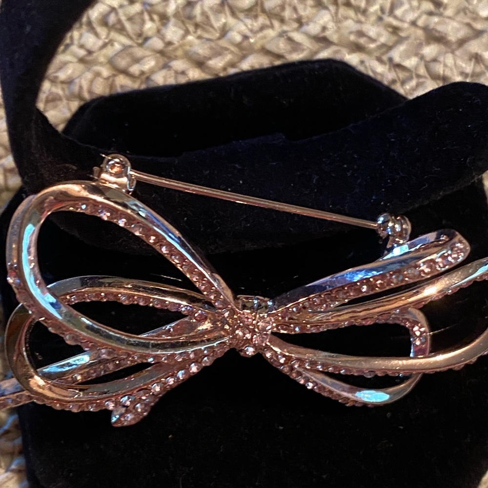 Elegant Bow Brooch with Rhinestones